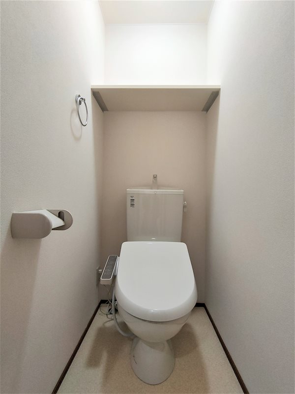 トイレ　温水洗浄便座付きのトイレです。