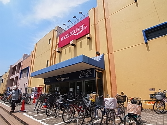 スーパー　フードスクエアカスミ三郷駅前店（スーパー）まで26m