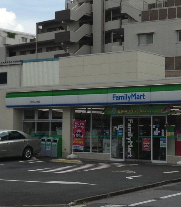 コンビニ　ファミリーマート小豆沢二丁目店（コンビニ）まで290m