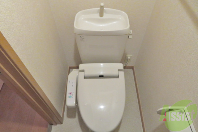 トイレ　嬉しいウォシュレット機能付きです。シャワートイレは便利です。
