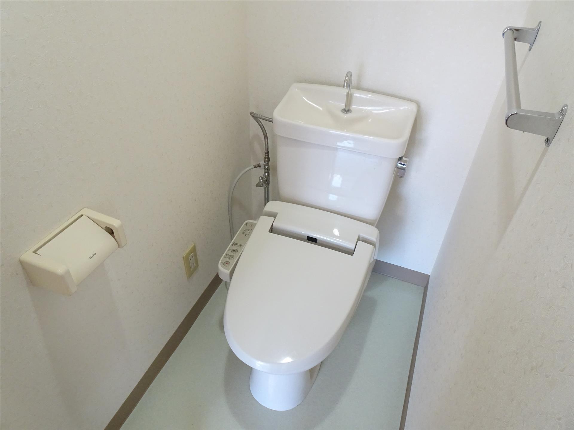 トイレ　ウォシュレット付きの洋式トイレです♪