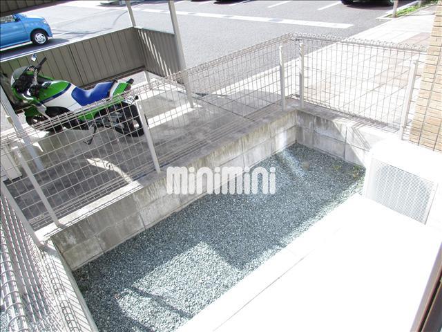バルコニー　一階は庭仕様の広めなベランダ