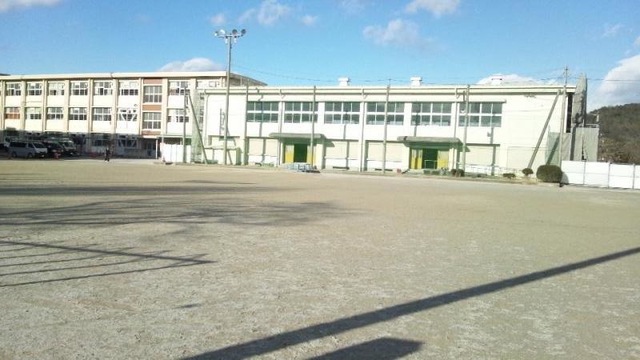 【ロイヤルスクエアＡの小学校】