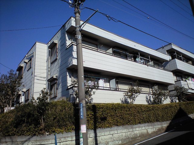 横浜市磯子区森が丘のマンションの建物外観