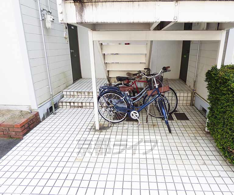 【京都市右京区嵯峨広沢西裏町のアパートのロビー】