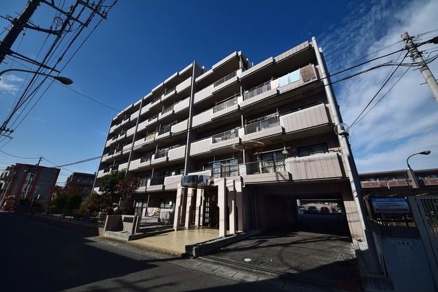 【鶴ヶ島市大字上広谷のマンションの建物外観】