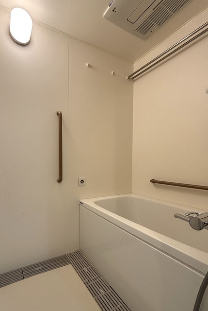 バス・シャワールーム　便利な自動お湯張り機能付きのお風呂、浴室換気乾燥機付きです