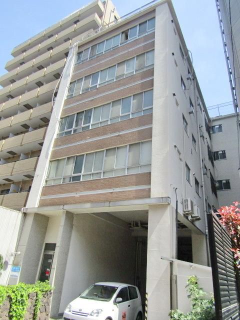 港区三田のマンションの建物外観