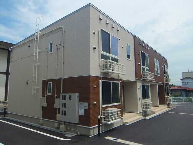 上越市南本町のアパートの建物外観