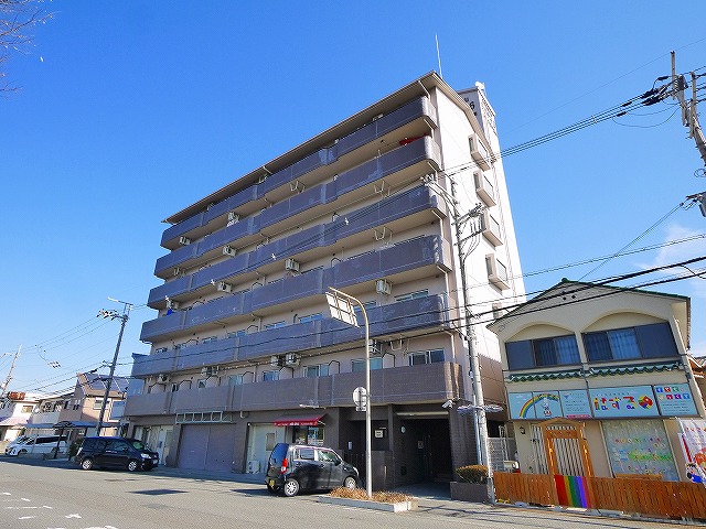 大和郡山市小泉町のマンションの建物外観