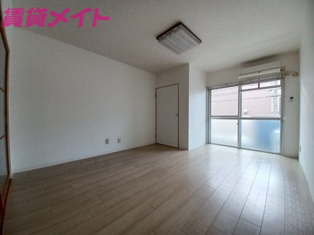 居室・リビング　同物件別室写真