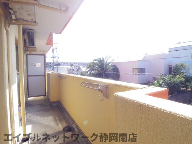 バルコニー　外からの目が気にならないバルコニーで洗濯物が干せます