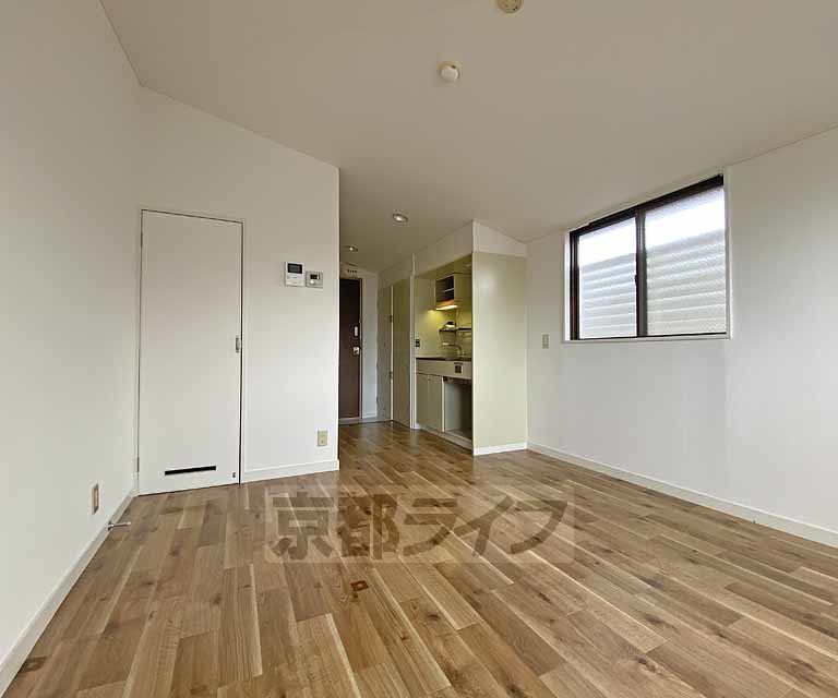 居室・リビング　最上階、角部屋の２面窓のあるお部屋です。