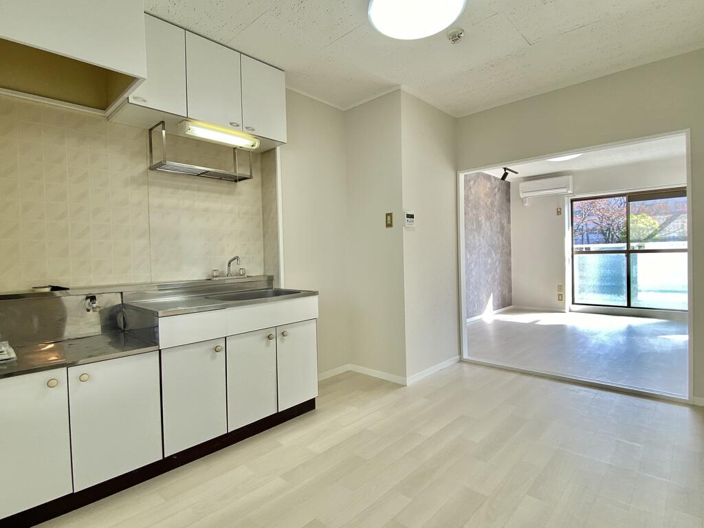 キッチン　間仕切りを開けると1LDKとしても使える間取りです。