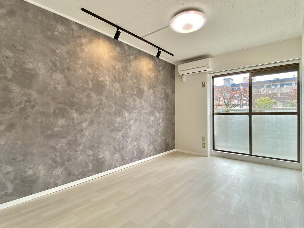 居室・リビング　アクセントクロス・レールスポットライトがとてもお洒落です。