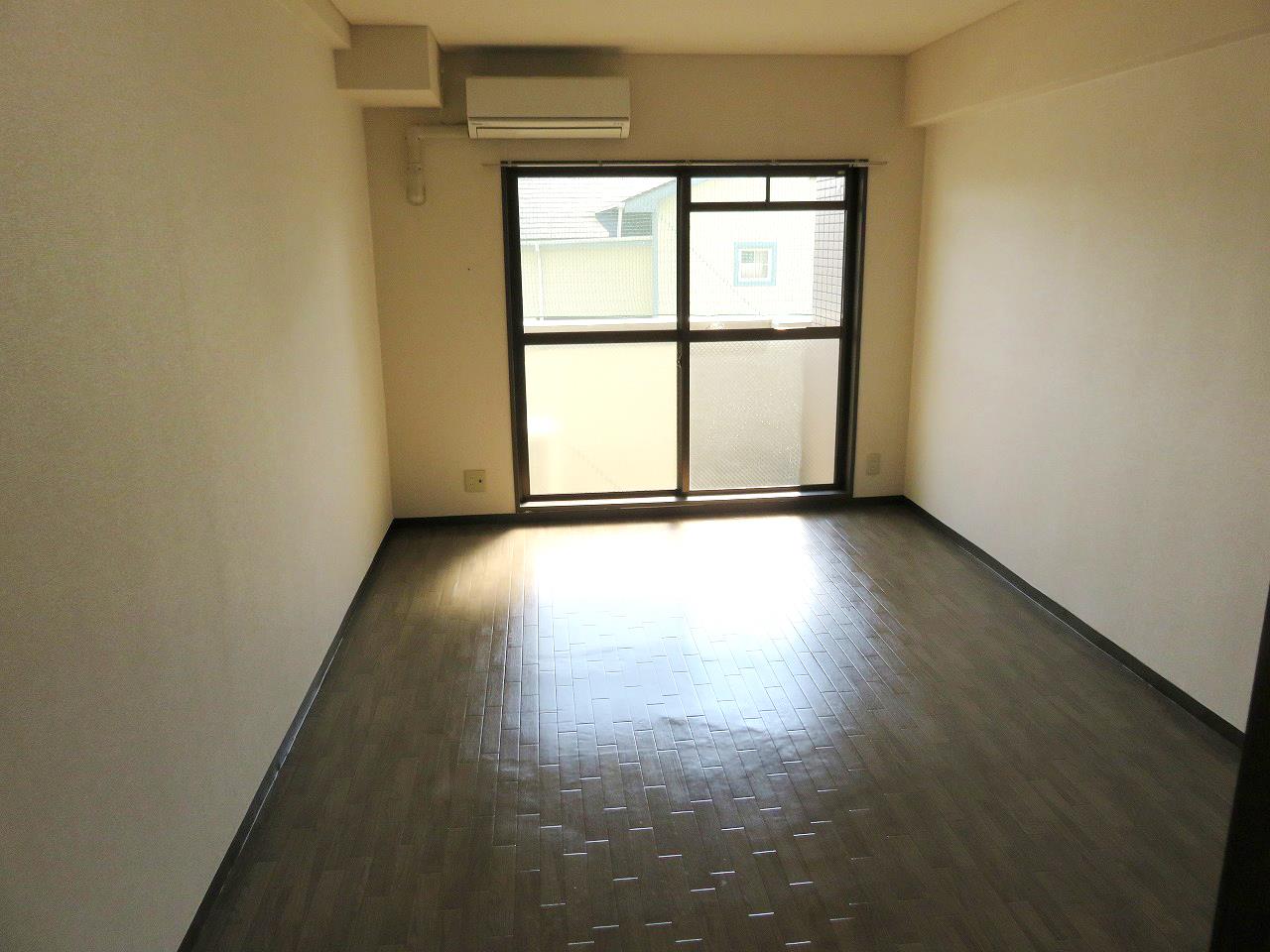 居室・リビング　床の色はお部屋によって異なります。