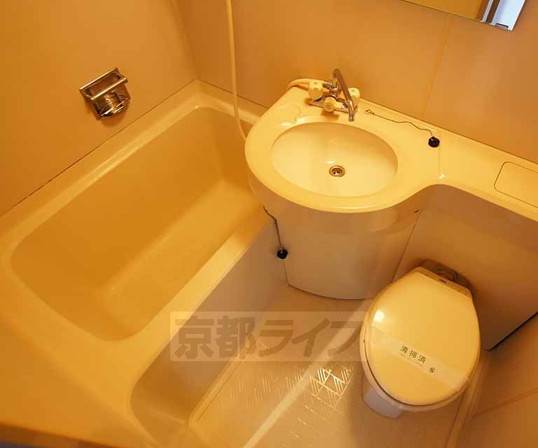 バス・シャワールーム　ユニットバスは掃除が簡単ですよ。