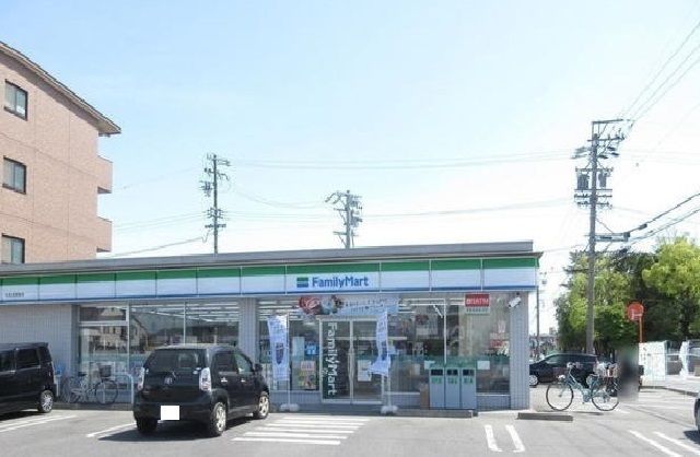 コンビニ　ファミリーマート（コンビニ）まで300m