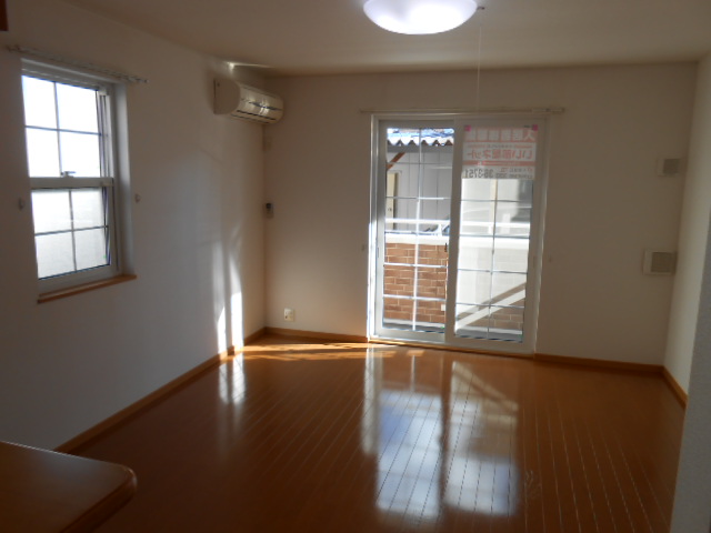 居室・リビング　南面居室（エアコン完備）・東面に換気採光窓有り