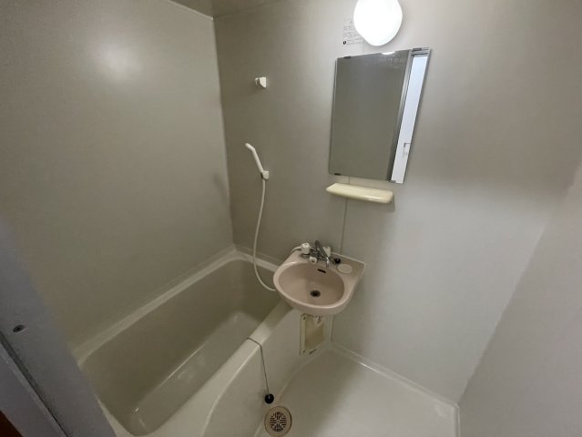 バス・シャワールーム　同物件別部屋写真