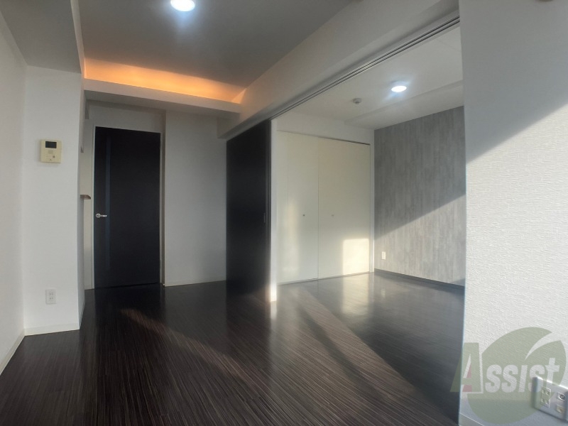 居室・リビング　大きな窓もあり落ち着いた雰囲気のリビングですね