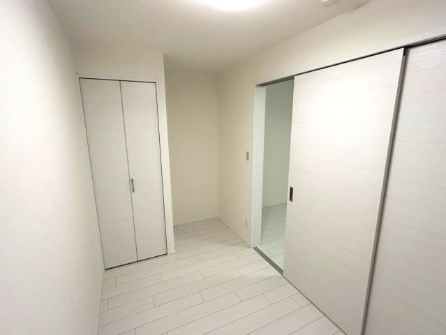 居室・リビング　落ち着いた色調の洋室です