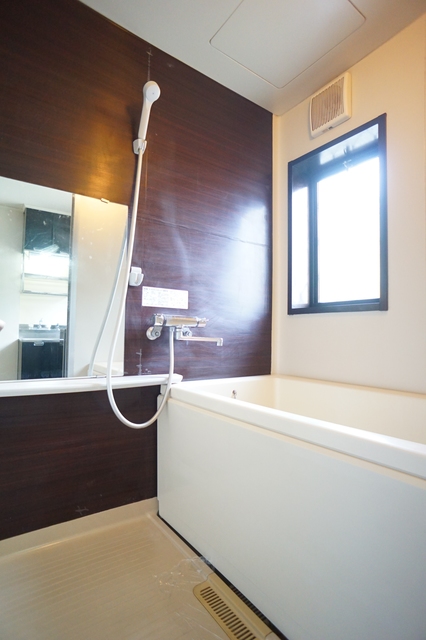 バス・シャワールーム　アクセントパネルがおしゃれなバスルーム♪