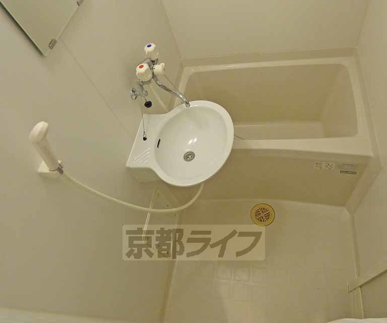 バス・シャワールーム　洗面所と一体となったバスルームです。