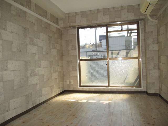 居室・リビング　デザインクロスのお部屋です