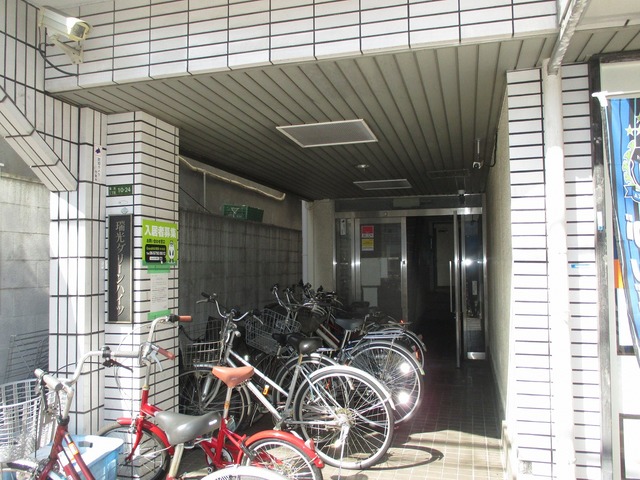 エントランス　外観にマッチしたエントランスです