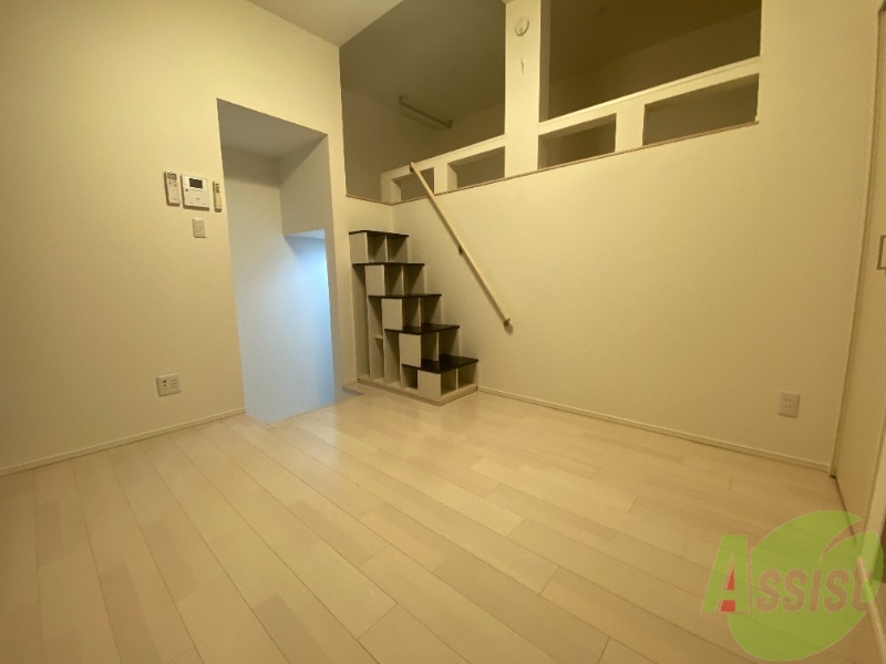 居室・リビング　シンプルな内装で広々としたリビングです。