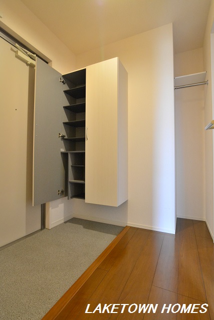 玄関　玄関ホールと玄関収納です。