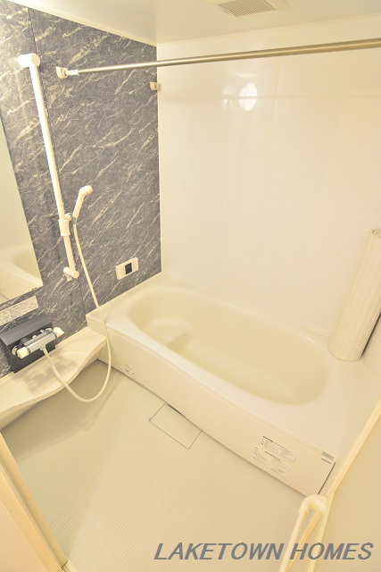 バス・シャワールーム　追い焚き機能付の一坪浴室です。