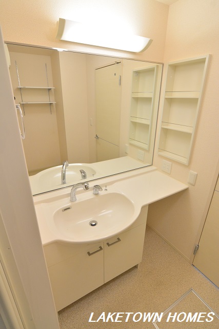 洗面設備　三面鏡のシャワー付洗髪洗面台です。