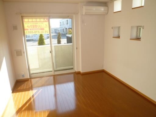 居室・リビング　7帖の洋室にはエアコンと照明器具が付いています♪