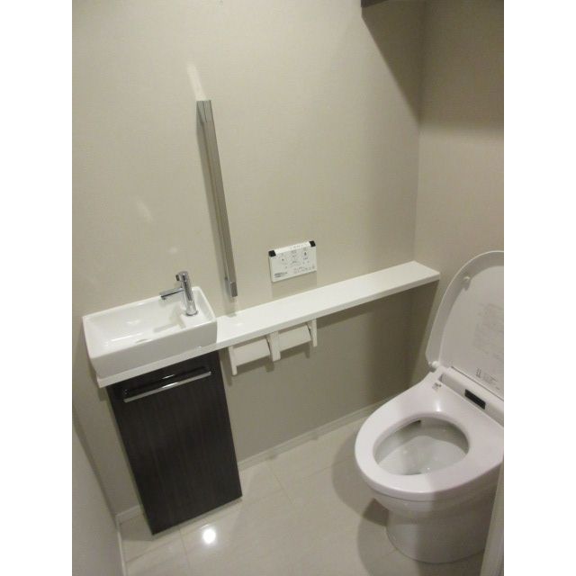 トイレ　温水洗浄便座