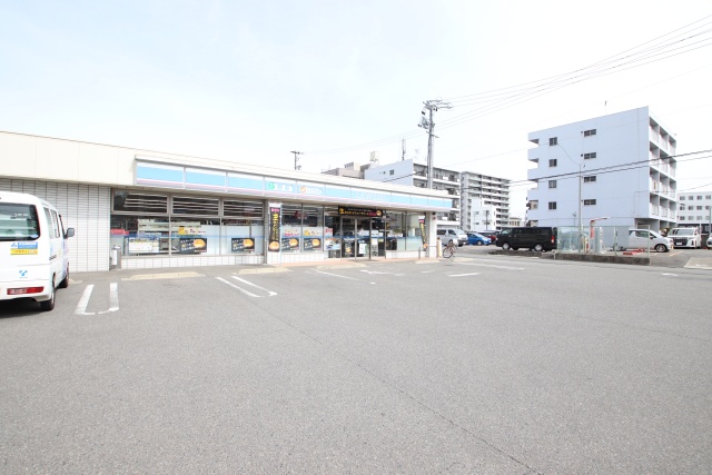 コンビニ　ローソン　中区金山五丁目店（コンビニ）まで121m