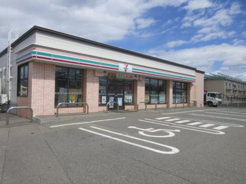 コンビニ　セブンイレブン幕別札内北町店（コンビニ）まで653m