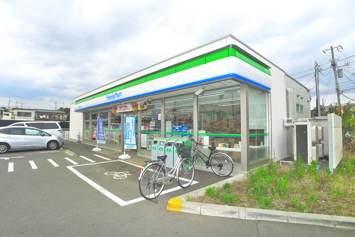 コンビニ　ファミリーマート（コンビニ）まで960m