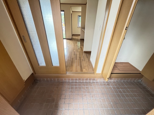 玄関　（退去前につき現況優先とします）