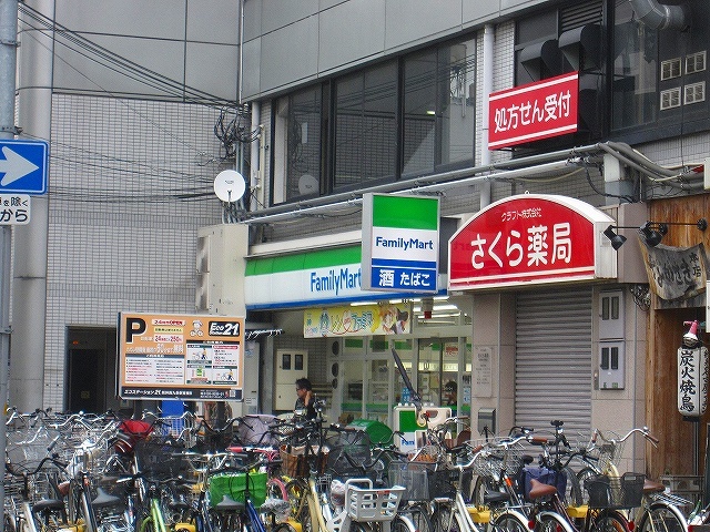 コンビニ　ファミリーマート西九条駅北店（コンビニ）まで358m