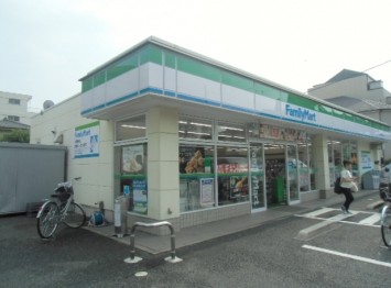 コンビニ　ファミリーマート東京成徳学園前店（コンビニ）まで141m