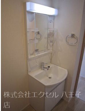 洗面設備　朝に便利な独立洗面台です。