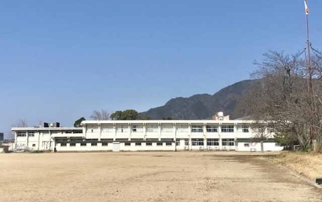 中学校　東近江市立永源寺中学校（中学校）まで592m