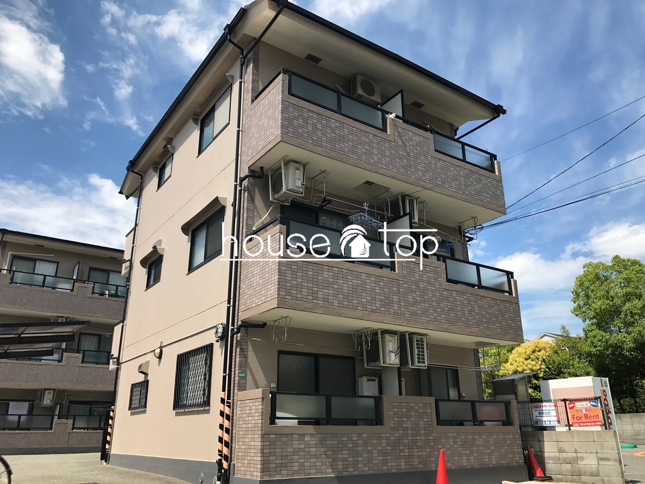 建物外観　南向きの角部屋最上階のお部屋
