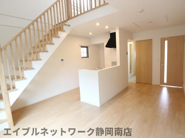 居室・リビング　こちらの居間で趣味の時間をお楽しみください