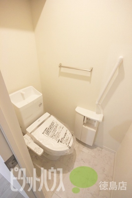 ＪＲ牟岐線 文化の森駅 徒歩27分 3階建 築9年のトイレ写真
