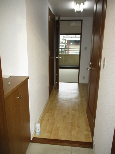 玄関　お部屋によりクッションフロア色が異なります。