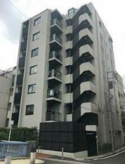 建物外観　鉄筋コンクリート造のがっちりとした建物。