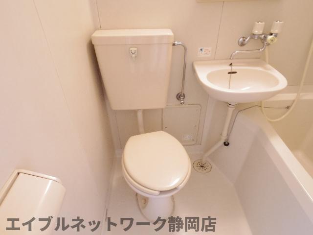 静岡鉄道静岡清水線 春日町駅 徒歩5分 3階建 築37年のトイレ写真